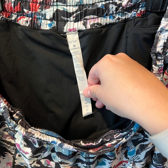Lululemon women’s hotty hot short II size 10 tall - Picture 5 of 11